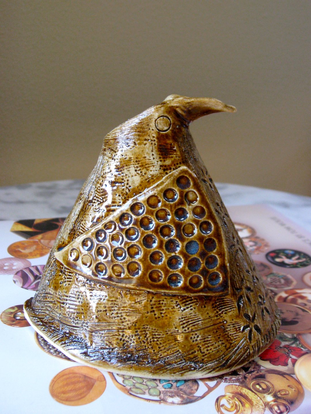 Handcarved surface detail ensures a firm and comfortable grip for daily use